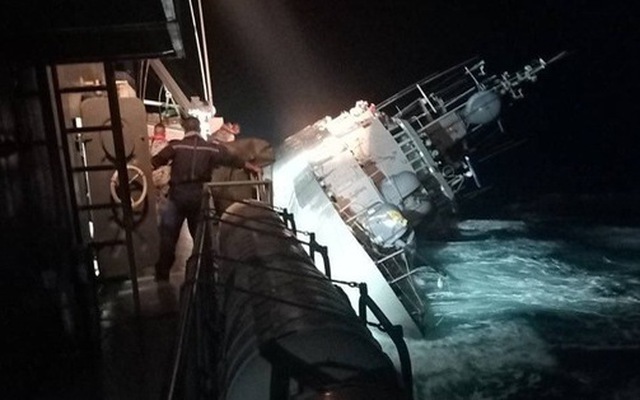 Tàu hộ vệ HTMS Sukhothai bị sóng đánh nghiêng và chìm ở vịnh Thái Lan tối 18-12 - Ảnh: HẢI QUÂN HOÀNG GIA THÁI LAN