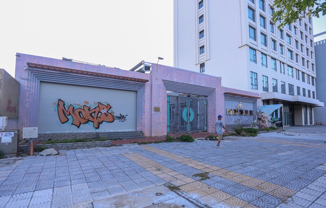  Ảnh: Hàng loạt khách sạn, nhà hàng ven biển Đà Nẵng bỏ hoang, treo bảng sang nhượng  - Ảnh 22.