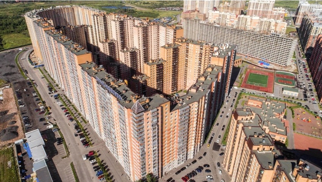 Tòa nhà được mệnh danh là siêu chung cư ở Nga: Có 3.708 căn hộ, chứa đủ dân số một thành phố, ai ở cũng mê vì 3 điều này - Ảnh 1.