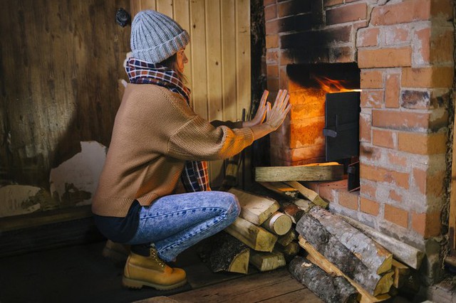 Trời trở lạnh, các gia đình cần ghi nhớ vài điều khi dùng thiết bị sưởi ấm để tiết kiệm điện và không gây hại cho sức khỏe - Ảnh 1.