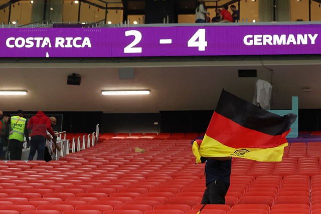 Fan nữ đẫm lệ chứng kiến tuyển Đức mùa World Cup thứ 2 liên tiếp rụng ở vòng bảng - Ảnh 1.