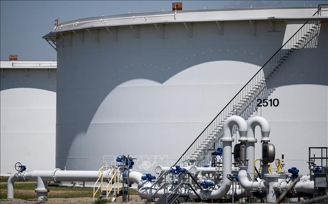 Bể chứa dầu tại kho dự trữ ở Cushing, Oklahoma, Mỹ. Ảnh tư liệu: AFP/TTXVN
