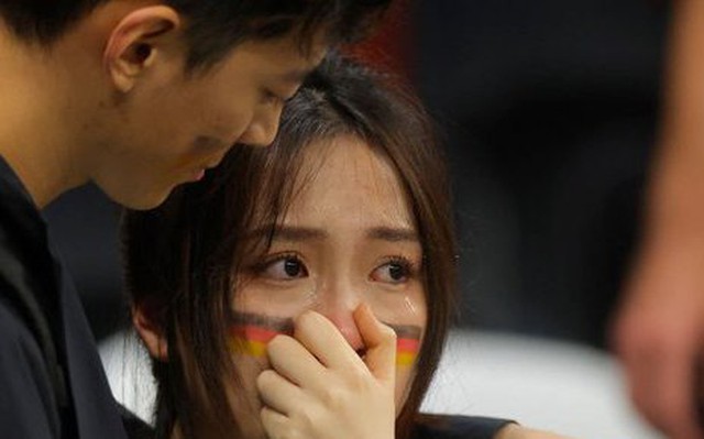 Fan nữ đẫm lệ chứng kiến tuyển Đức mùa World Cup thứ 2 liên tiếp "rụng" ở vòng bảng