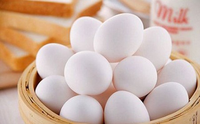 Cách độc đáo phân biệt trứng gà bị tẩy trắng độc hại khôn lường