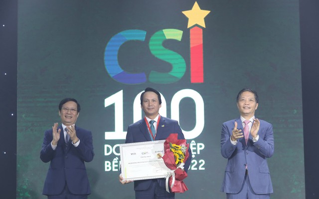 Ông Trần Long - Phó TGĐ BIDV - đại diện ngân hàng nhận giải thưởng