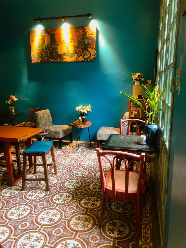 4 quán cà phê siêu đẹp để sống chậm khi mùa đông Hà Nội về: Không gian ấm cúng, yên bình, rất thích hợp để ngắm nhìn thành phố ngày lạnh - Ảnh 9.