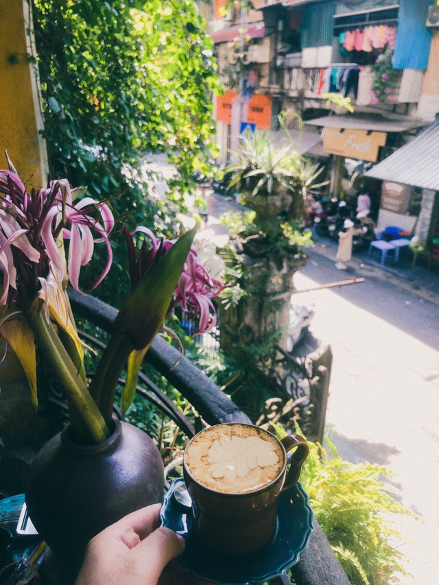 4 quán cà phê siêu đẹp để sống chậm khi mùa đông Hà Nội về: Không gian ấm cúng, yên bình, rất thích hợp để ngắm nhìn thành phố ngày lạnh - Ảnh 10.