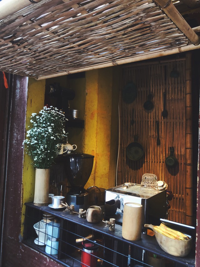 4 quán cà phê siêu đẹp để sống chậm khi mùa đông Hà Nội về: Không gian ấm cúng, yên bình, rất thích hợp để ngắm nhìn thành phố ngày lạnh - Ảnh 15.