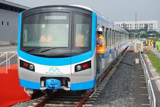 Cận cảnh đoàn tàu metro Bến Thành - Suối Tiên chạy thử ở TPHCM - Ảnh 2.