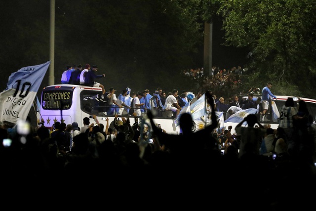 Biển người đón Messi và đồng đội mang cúp vàng về Argentina giữa đêm muộn - Ảnh 11.