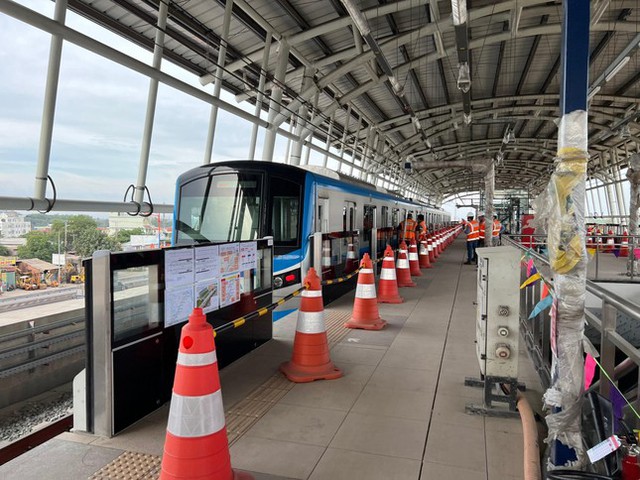 Cận cảnh đoàn tàu metro Bến Thành - Suối Tiên chạy thử ở TPHCM - Ảnh 1.