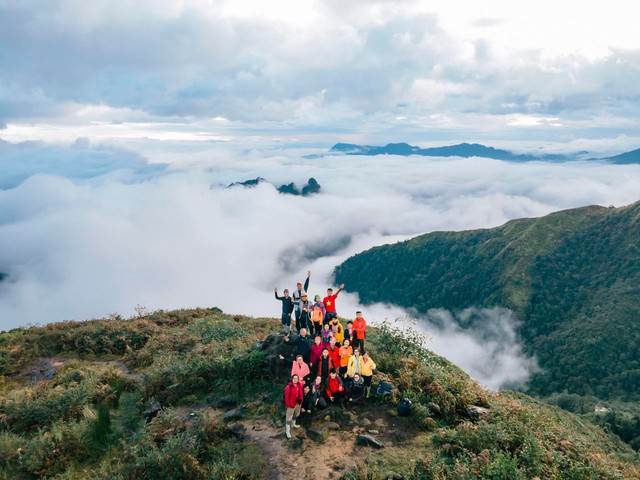 Kết thúc năm cũ, người người đổ xô đi trekking tại những cột mốc hùng vĩ từ miền Bắc đến miền Trung - Ảnh 18.