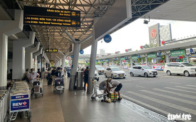 Sân bay Tân Sơn Nhất sẽ giảm bớt thủ tục để hành khách đi lại thuận tiện hơn trong dịp Tết 2023 - Ảnh: CHÂU TUẤN