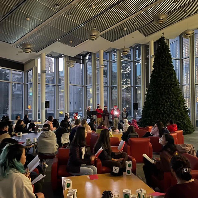 Choáng ngợp với những cây thông Noel tại các trường ĐH hàng đầu thế giới: Có nơi chịu chi trang trí cây cao hàng chục mét như toà tháp - Ảnh 3.