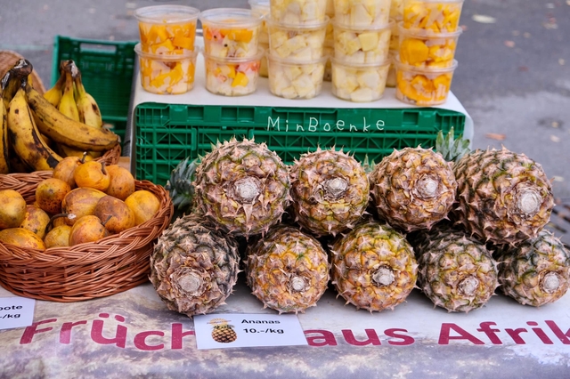 Theo chân người phụ nữ Việt đi chợ nông sản lâu đời của Thụy Sĩ: Hoa quả xanh tươi mơn mởn, gừng bán cả cây nhưng xem giá xong tháo chạy - Ảnh 4.