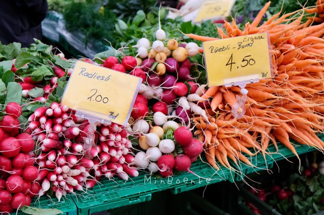 Theo chân người phụ nữ Việt đi chợ nông sản lâu đời của Thụy Sĩ: Hoa quả xanh tươi mơn mởn, gừng bán cả cây nhưng xem giá xong tháo chạy - Ảnh 1.