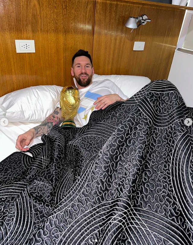 Messi khoe ảnh nằm ngủ với cúp vàng, hứa hẹn phá kỷ lục MXH mà chính anh vừa thiết lập - Ảnh 2.