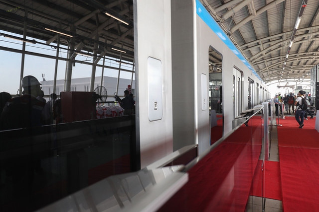  Clip, ảnh: Những hành khách đầu tiên được trải nghiệm trên tàu Metro số 1 TP.HCM - Ảnh 12.