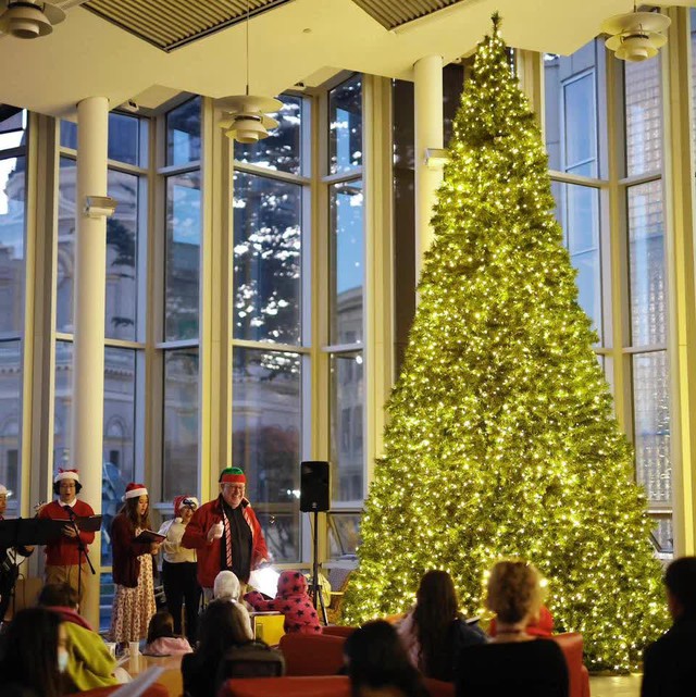 Choáng ngợp với những cây thông Noel tại các trường ĐH hàng đầu thế giới: Có nơi chịu chi trang trí cây cao hàng chục mét như toà tháp - Ảnh 4.