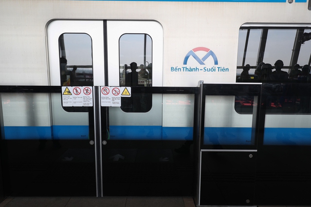  Clip, ảnh: Những hành khách đầu tiên được trải nghiệm trên tàu Metro số 1 TP.HCM - Ảnh 10.