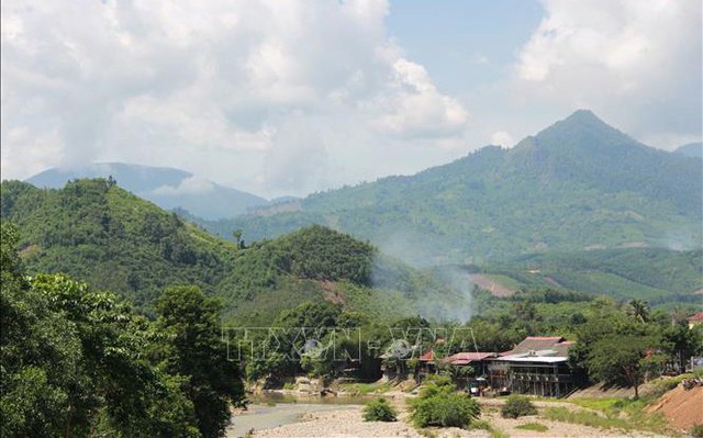 Khu vực dưới chân đèo Khánh Lê, huyện Khánh Vĩnh vẫn còn nhiều đồi núi đất đá, không thể trồng được cây rừng, trở thành khu vực rừng nghèo, đất trống khiến tỉ lệ phủ xanh của rừng thấp (ảnh tư liệu, minh họa).