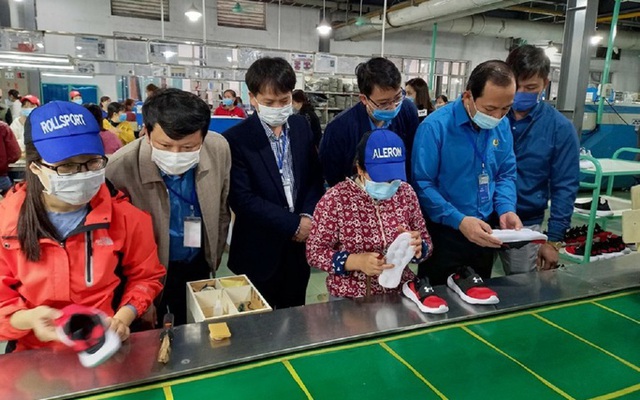 Lãnh đạo LĐLĐ tỉnh Thanh Hóa thăm công nhân, người lao động làm việc tại một nhà máy trên địa bàn