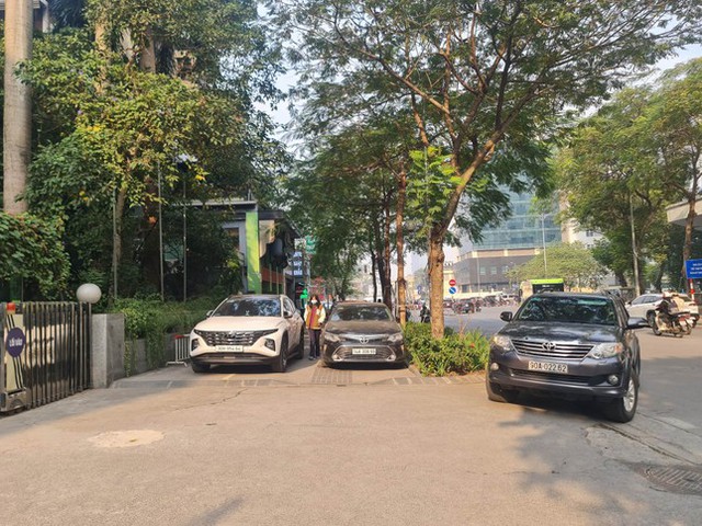 Nhiều quận ở Hà Nội bắt đầu dẹp bãi xe ô tô trên vỉa hè - Ảnh 4.