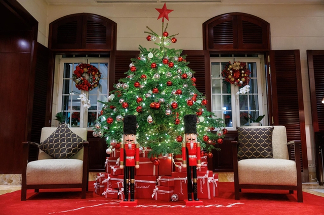 Bustling Christmas atmosphere in 5-star hotels and luxury resorts in Vietnam - Photo 1.
