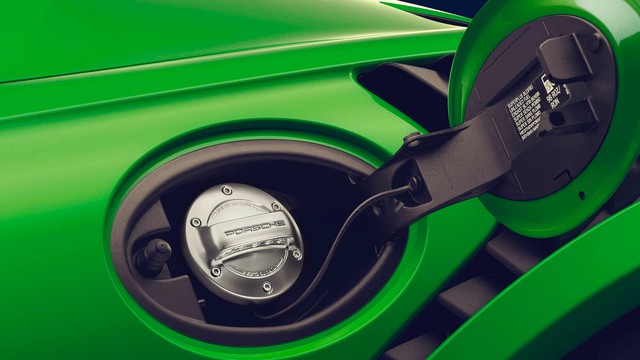 Ra mắt loại xăng nhân tạo mới, hãng xe này hiện thực hóa tham vọng ‘xe xăng sạch như xe điện’ - Ảnh 1.