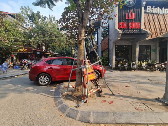 Nhiều quận ở Hà Nội bắt đầu dẹp bãi xe ô tô trên vỉa hè - Ảnh 2.