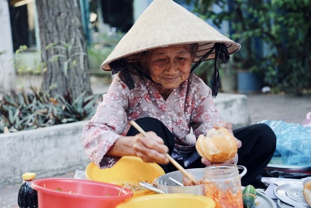 Gánh bánh mì độc lạ Bình Dương của bà cụ 86 tuổi: Ai không có tiền ngoại cho luôn để bà con ăn lót dạ - Ảnh 7.