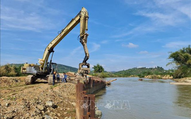 Công trình kè sông vẫn ngổn ngang sau gần 2 năm nhà thầu được tạm ứng vốn.