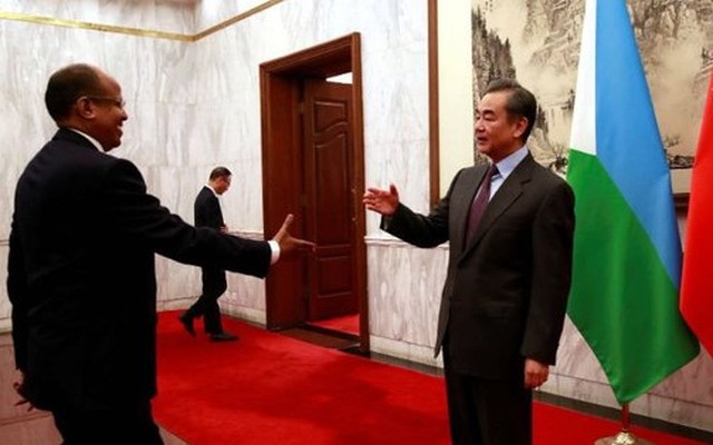 Ảnh minh họa: Ngoại trưởng Djibouti Mahamoud Ali Youssouf và Ngoại trưởng Trung Quốc Vương Nghị. Nguồn: Reuters.