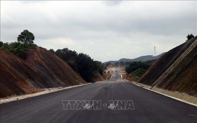 Nhiều đoạn tuyến trên cao tốc Cam Lộ - La Sơn đã hoàn thành thảm bê tông nhựa. Ảnh tư liệu: Đỗ Trưởng/TTXVN