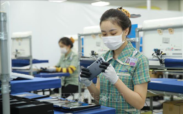 Lắp ráp điện thoại thông minh tại Công ty Samsung Electronic Việt Nam Thái Nguyên - Khu công nghiêp Yên Bình, Thái Nguyên. Ảnh: Hoàng Nguyên/TTXVN