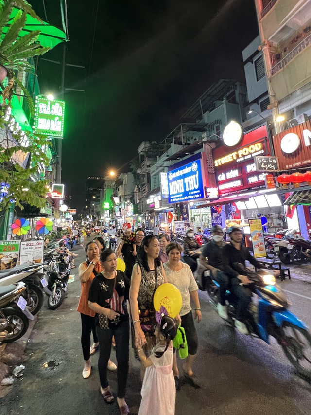 What's in the brand new food street in the center of Ho Chi Minh City that makes young people come and go?  - Photo 7.