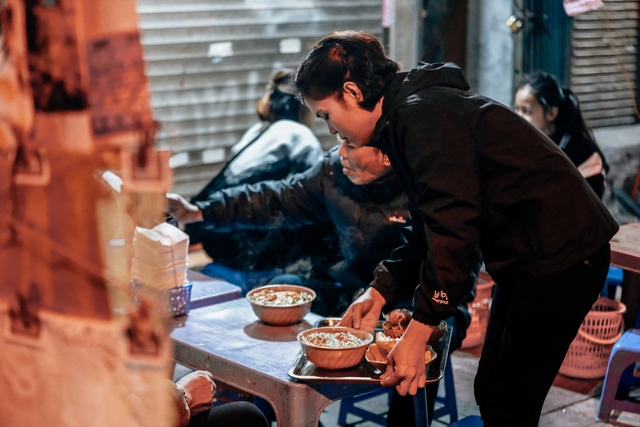 Gánh bún truyền đời cao điểm mùa đông bán 1000 bát và cái tên độc nhất vô nhị trong làng ăn đêm Hà Nội - Ảnh 7.