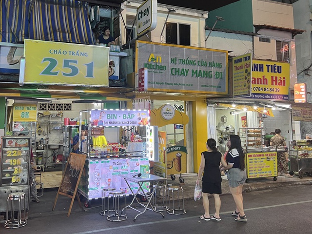 What's in the brand new food street in the center of Ho Chi Minh City that makes young people come and go?  - Photo 4.