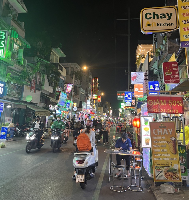 What's in the brand new food street in the center of Ho Chi Minh City that makes young people come and go?  - Photo 2.