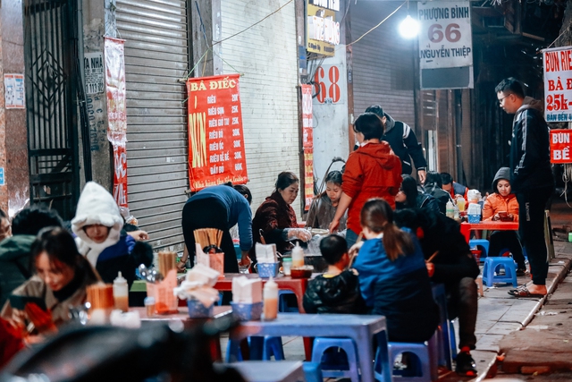 Gánh bún truyền đời cao điểm mùa đông bán 1000 bát và cái tên độc nhất vô nhị trong làng ăn đêm Hà Nội - Ảnh 1.