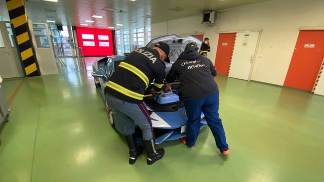 Cảnh sát Ý dùng Lamborghini Huracan để vận chuyển hai quả thận cho bệnh nhân - Ảnh 5.