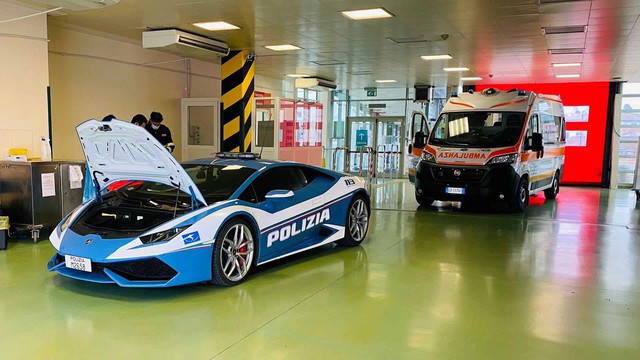 Cảnh sát Ý dùng Lamborghini Huracan để vận chuyển hai quả thận cho bệnh nhân - Ảnh 4.