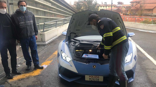 Cảnh sát Ý dùng Lamborghini Huracan để vận chuyển hai quả thận cho bệnh nhân - Ảnh 2.