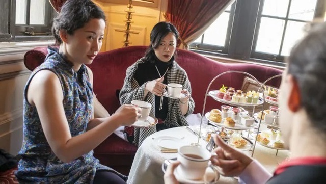 Lớp học quý tộc cho giới nhà giàu Trung Quốc: Chi hàng triệu USD chỉ để học thưởng trà, ăn bánh, hôn gió đúng cách - Ảnh 5.