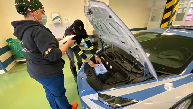 Cảnh sát Ý dùng Lamborghini Huracan để vận chuyển hai quả thận cho bệnh nhân - Ảnh 1.