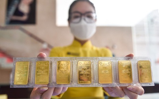 So với giá vàng thế giới quy đổi, giá vàng miếng SJC đang cao hơn đến 15,4 triệu đồng/lượng - Ảnh: NGỌC