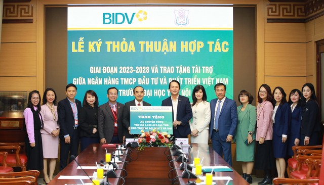 BIDV và Trường Đại học Y Hà Nội ký kết ﻿﻿Thỏa thuận hợp tác giai đoạn 2023-2028 và trao tài trợ - Ảnh 2.
