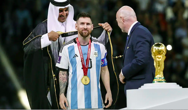 Áo choàng đen của Messi gây sốt trên thế giới sau World Cup - Ảnh 1.