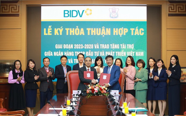 BIDV và Trường Đại học Y Hà Nội ký kết ﻿﻿Thỏa thuận hợp tác giai đoạn 2023-2028 và trao tài trợ - Ảnh 1.