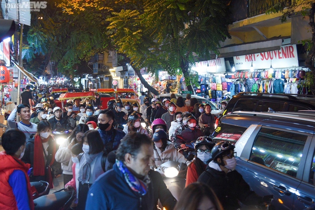Đường Hà Nội ùn tắc không lối thoát trong đêm Giáng sinh - Ảnh 9.
